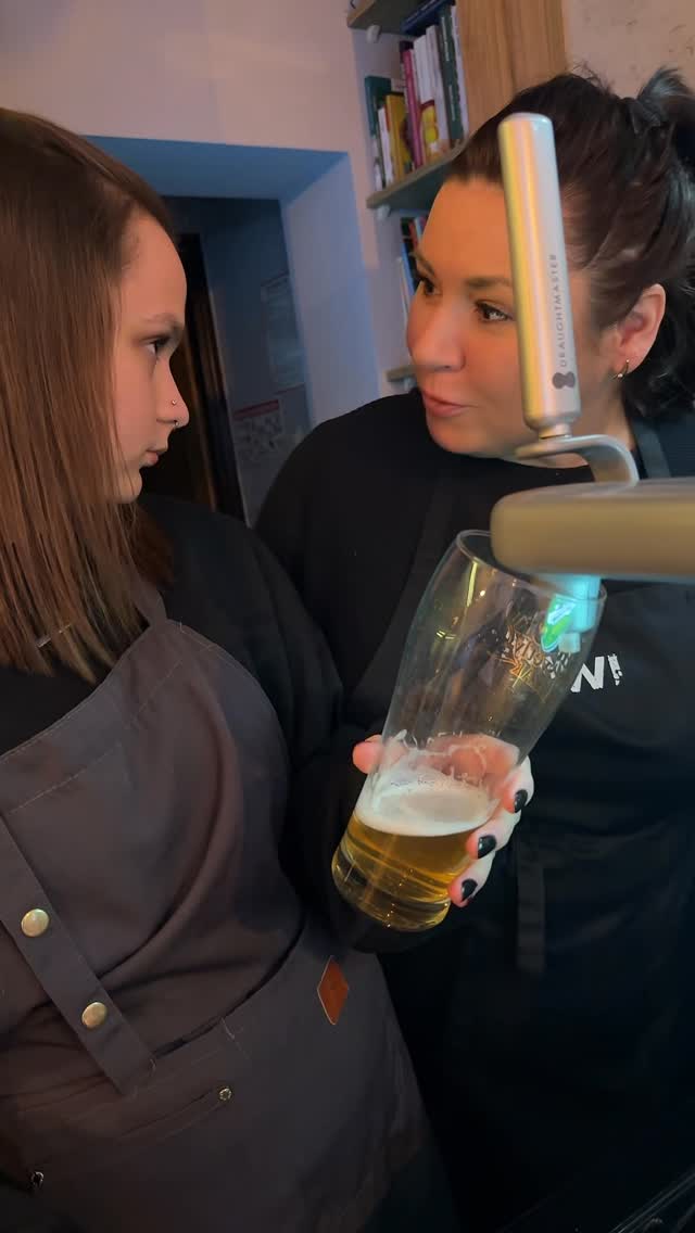 Weekend u Króla — burger + piwko z nalewaka. 🍺