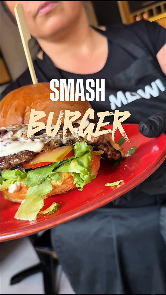 SMASH Burger — cienko rozgniecione, chrupiąca skórka.